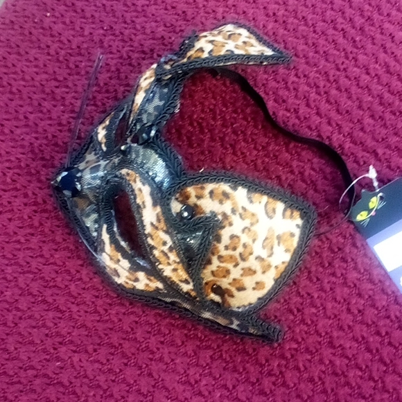 NWT "Claires" leopard face mask w/embellishments - Picture 2 of 5